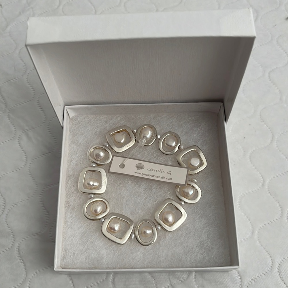 Studio G brushed bead and potato pearl elastic bracelet